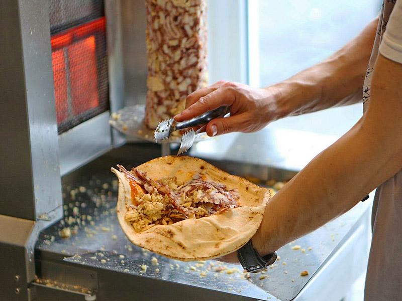 Shaorma ar putea fi interzisă, &icirc;n toată Europa. Cel mai iubit preparat de către rom&acirc;ni va fi ilegal. Propunerea urmează să fie votată &icirc;n Parlament