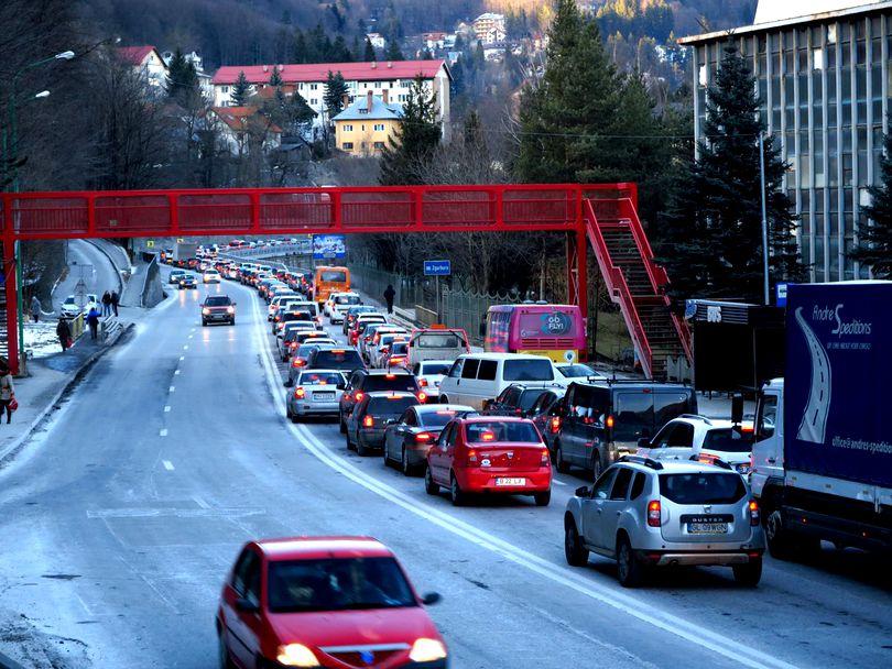 Vacanța la munte s-a sf&acirc;rșit și te pregătești să pleci spre casă? Se circulă bară la bară, iar coloana de maşini se &icirc;ntinde pe o distanță de 20 de km. Ruta ocolitoare recomandată de polițiști
