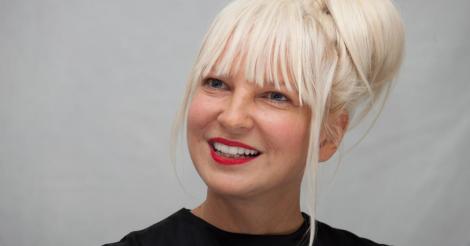 Sia și-a alertat fanii cu un mesaj: "Un cauciuc a explodat. Rezistaţi cu mine. Vă iubesc”