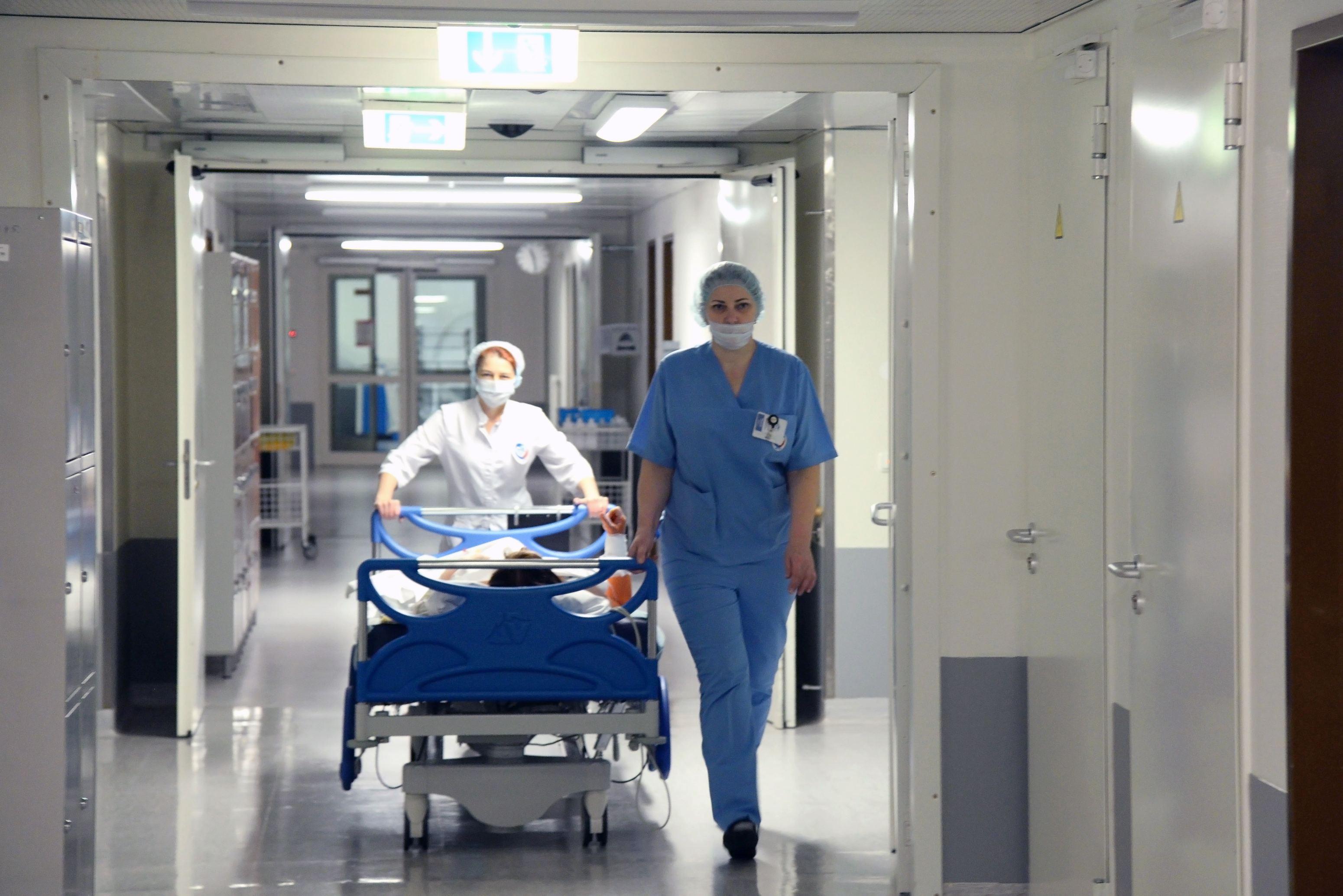 Medici concediați după ce au declarat &icirc;n mod eronat un bebeluș mort. Au fost la un pas să fie linșați de părinții &icirc;ndurerați