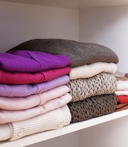 Cum să-ți aranjezi hainele groase &icirc;n dulap! O să ai mai mult spațiu și vei scăpa imediat de dezordine!