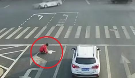 Expresia "și-a luat stradă" tinde să se aplice, în cazul acestui șofer! Supărat pe traficul aglomerat, și-a marcat propriile semne de circulație pe drumul spre serviciu (VIDEO)
