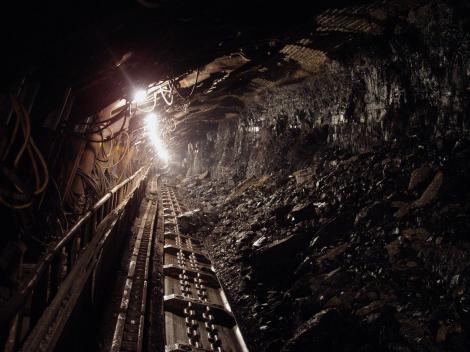 Un nou accident de muncă! Un miner a fost prins sub un utilaj la 300 de metri sub Pământ