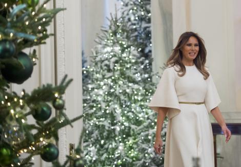 „Pădurea de Argint” de la Casa Albă, creată de Prima Doamnă, Melania Trump!  Primul brad de Crăciun a ajuns la președintele SUA  într-o trăsură trasă de cai