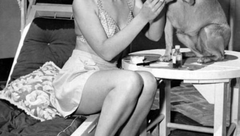 Sigur o recunoști, dar nu te-ai fi gândit că actrița Angela Lansbury chiar a fosto femeie superbă în tinerețe.  Marea doamnă a cinematografiei britanice a împlinit 92 de ani, dar se ține verde!