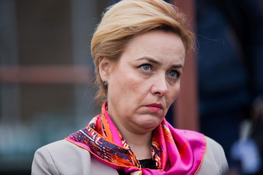 Prima reacție a ministrului de Interne după ce un poliţist a fost pălmuit de un martor la un incident, după care a scos pistolul l-a &icirc;ndreaptat către oameni