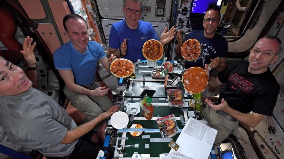Cum arată o petrecere &icirc;n spațiu. Este desprinsă din altă lume. Astronauții au pregătit chiar și pizza