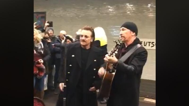 Bono, solistul trupei U2, concert surpriză într-o staţie de metrou din Berlin. Momentul în care călătorii îşi dau seama de ce întâmplă în jurul lor, genial!