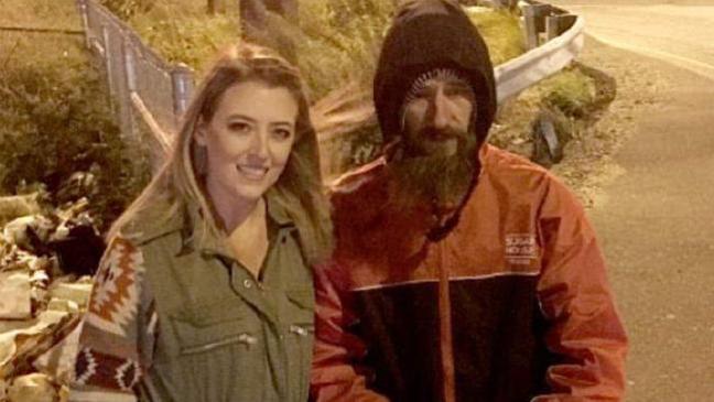 Povestea care te va face să pl&acirc;ngi! Un om al străzii i-a dat ultimii săi bani unei tinere rămasă fără benzină. Ce a urmat e de domeniul incredibilului!