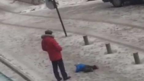 Imagini CRUNTE. Un bărbat este filmat în timp ce LOVEȘTE CU PICIOARELE un băiețel aflat în zăpadă!