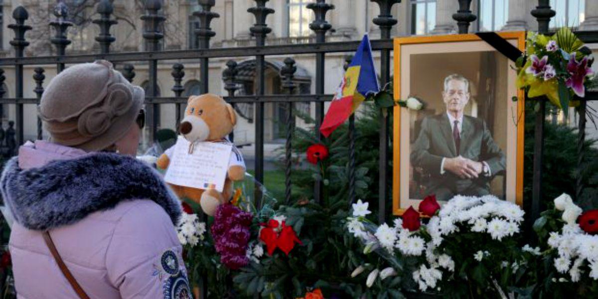 Regele Mihai a murit. Oamenii continuă să-i aducă un omagiu regelui Mihai la Palatul Regal și Palatul Elisabeta