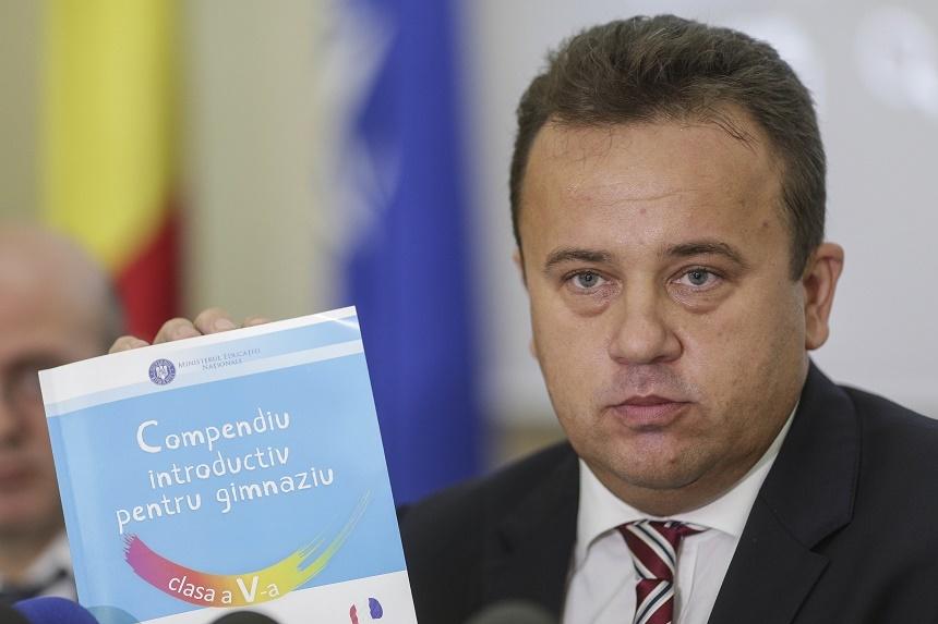 &Icirc;nsuși ministrul Educației critică actuala programă şcolară: &bdquo;Avem manuale &icirc;n care urmează să intrăm &icirc;n UE, dar noi suntem intraţi de zece ani!&rdquo;