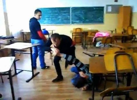 Noi scene șocante surprinse într-o școală din România. Încă o profesoară BĂTUTĂ de un elev. De data asta femeia a fost lovită în curtea școlii
