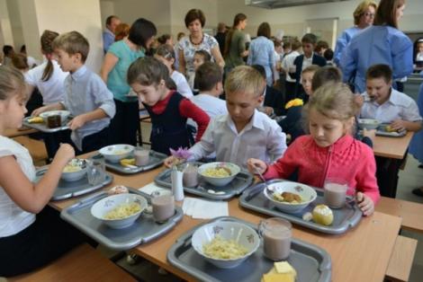 Guvenul a aprobat! Masă caldă pentru preșcolari și elevi în 50 de școli și gradinițe din România: 30 de milioane de lei finanțare de la buget