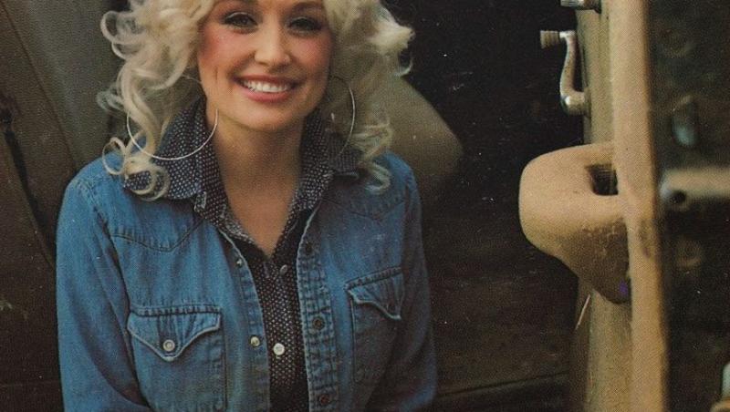 Dolly Parton, ne ispitești și acum, la 71 de primăveri, darămite în tinerețe! Priviți, adulmecați și admirați, domnilor! Cum arată acum!