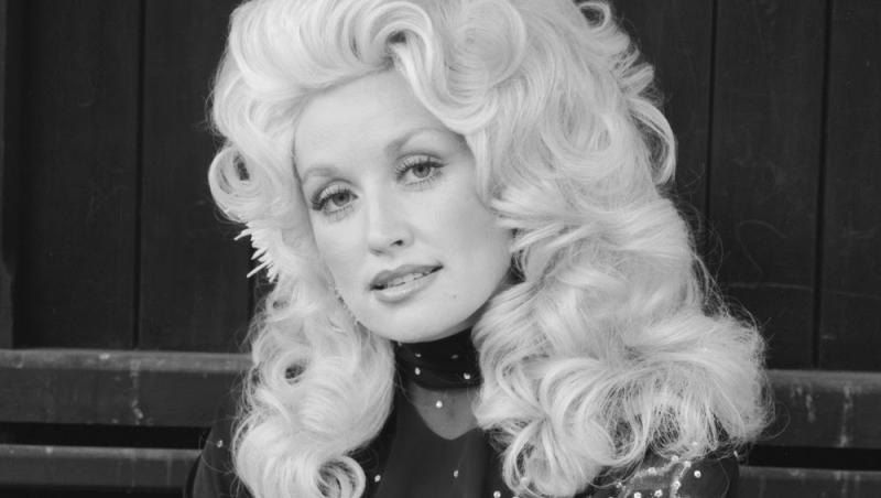 Dolly Parton, ne ispitești și acum, la 71 de primăveri, darămite în tinerețe! Priviți, adulmecați și admirați, domnilor! Cum arată acum!