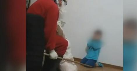Poliţia a deschis dosar penal pentru rele tratamente aplicate minorului, în cazul copilului terorizat de un bărbat îmbrăcat în costum de Moş Crăciun