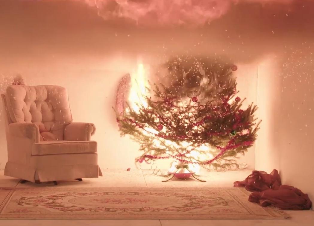 Un experiment inedit! Mare atenție și multă grijă! Un brad &icirc;mpodobit arde ca o torță &icirc;n numai 25 de secunde! Viral