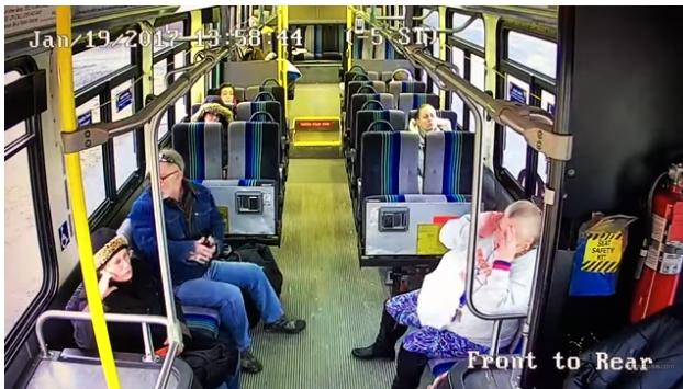 Video VIRAL! Mergea spre casă cu autobuzul c&acirc;nd a văzut asta! Ce s-a &icirc;nt&acirc;mplat la c&acirc;teva secunde &icirc;ntrece orice imaginaţie