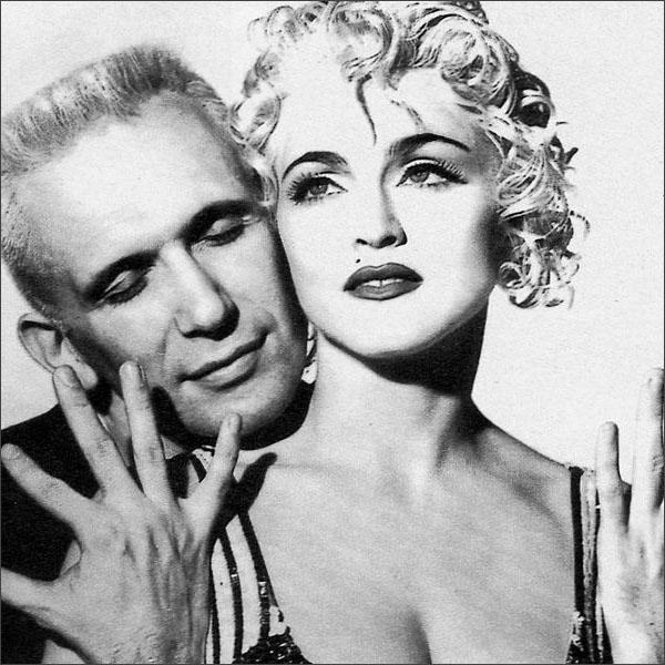 Nu, chiar deloc LIKE A VIRGIN! Ce formă aveau cupele corsetului purtat de Madonna creat de Jean Paul Gaultier?