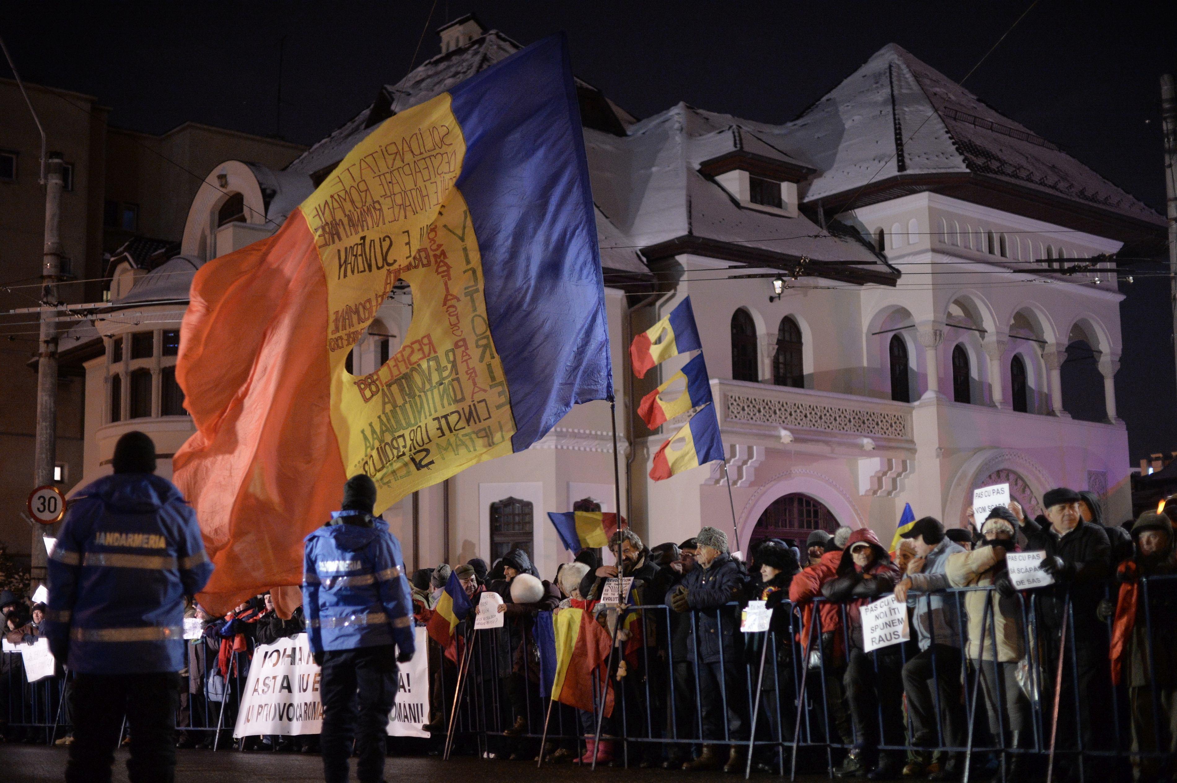 Protestul de la Palatul Cotroceni, &icirc;ncheiat cu joc și voie bună. Protestatarii au &icirc;ncins o horă pe melodia &rdquo;Doamne, ocroteşte-i pe rom&acirc;ni&rdquo;