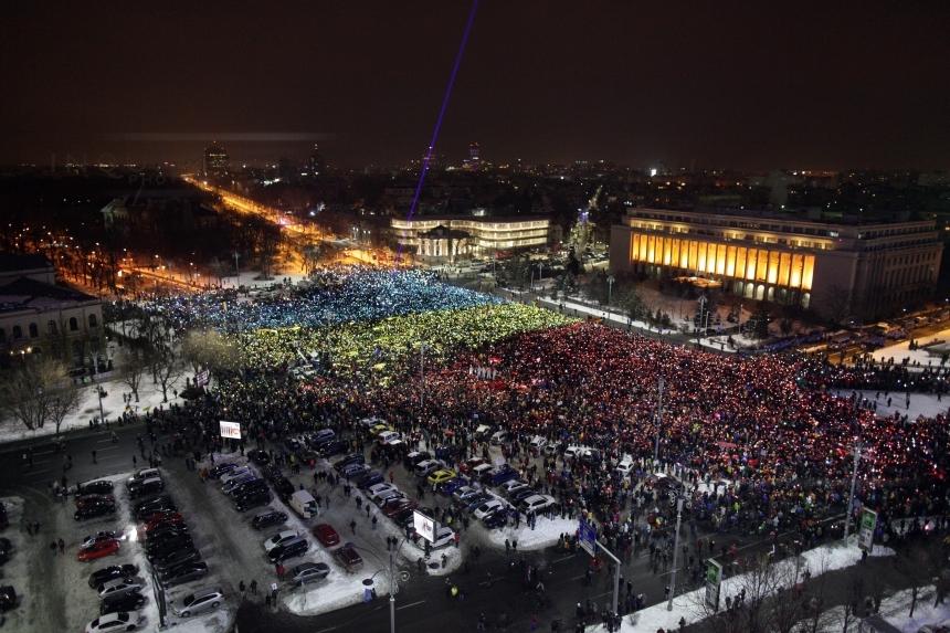 A 13-a zi de proteste: Peste 30.000 de oameni au creat un tricolor uman &icirc;n Piaţa Victoriei