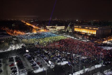 A 13-a zi de proteste: Peste 30.000 de oameni au creat un tricolor uman în Piaţa Victoriei