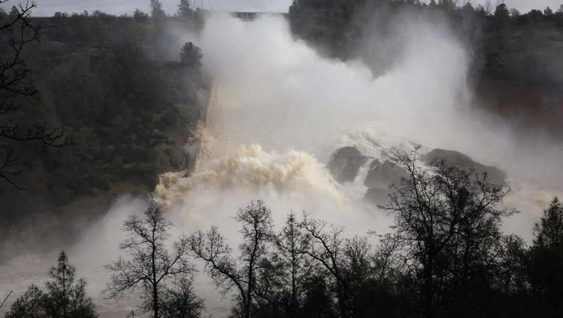 Cel mai înalt baraj din SUA, în pericol! 200.000 de oameni au fost evacuaţi. Guvernatorul Californiei: 