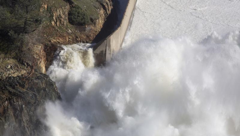 Cel mai înalt baraj din SUA, în pericol! 200.000 de oameni au fost evacuaţi. Guvernatorul Californiei: 