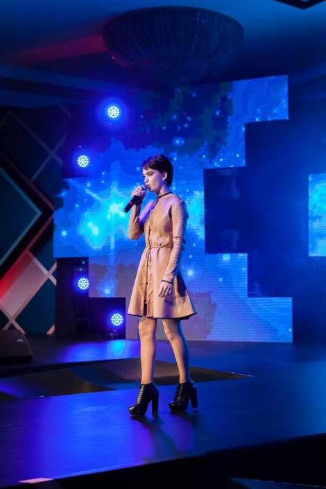 FOTO! Olga Verbițchi străluceşte pe covorul roşu! Ţinuta pe care a ales-o câştigătoarea X Factor la un eveniment monden