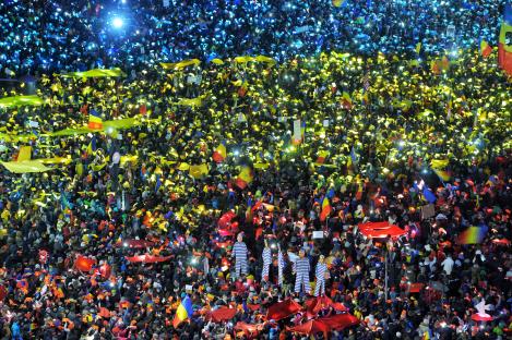 Presa internațională continuă relatările despre ”protestul colorat al românilor”: ”Poza săptămânii vine din Piaţa Victoriei, Bucureşti”