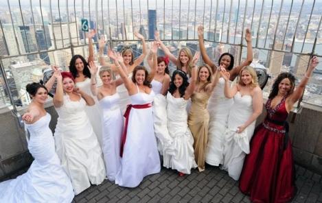 Au avut o nuntă de vis! Unsprezece cupluri s-au căsătorit pe Empire State Building, la 380 de metri deasupra orașului. Tu ai fi avut curajul ăsta?