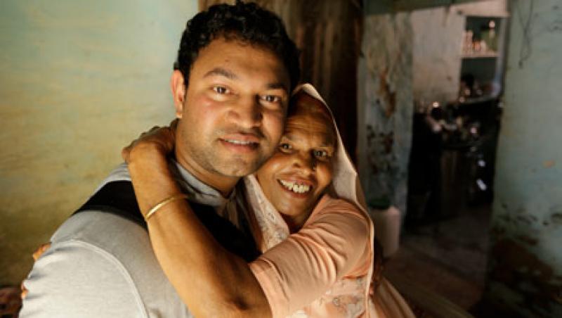 Dacă îţi joacă o lacrimă în colţul ochiului, e normal! Povestea lui Saroo, copilul pierdut în India care şi-a regăsit familia, după 25 de ani, cu ajutorul Google Earth