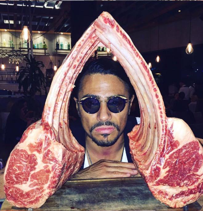 Acesta este cel mai sexy măcelar din lume! A băgat toate femeile &icirc;n boală cu modul &icirc;n care se mișcă! Și stai să vezi ce face cu carnea!