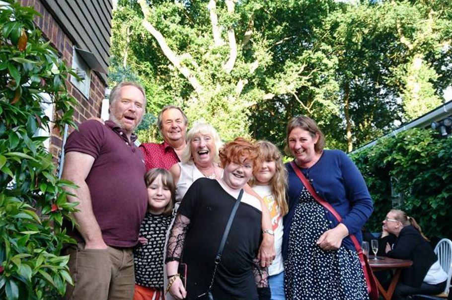 Familia din Universul Paralel chiar există! Copiii nu se duc la școală, se joacă șapte ore pe zi la calculator și părinții &icirc;i felicită