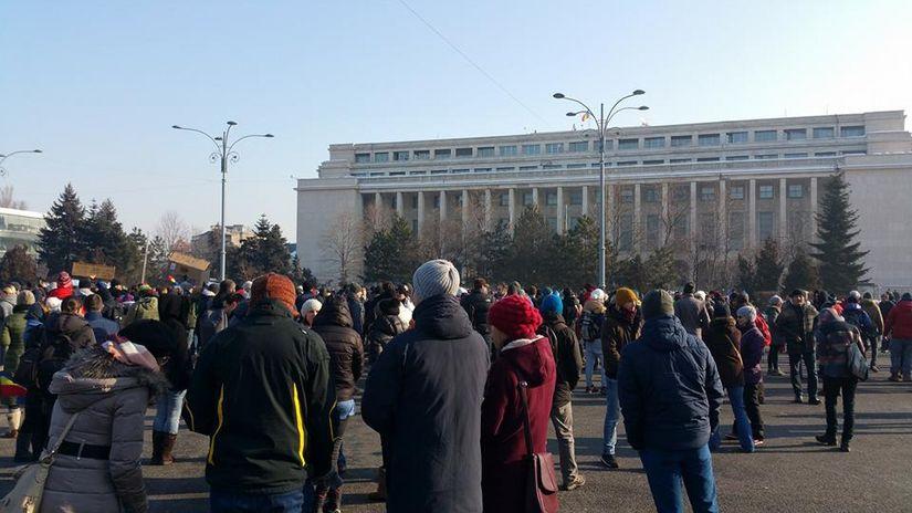 Un cunoscut sportiv şi-a improvizat biroul &icirc;n Piaţa Victoriei: &rdquo;Este foarte bine, aer relativ curat. Este fantastic să poţi lucra cu vedere către Guvern"