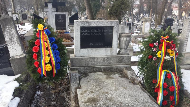 Smaranda Brăescu, prima femeie parașutist  din România, nu are nici măcar cruce la căpătâi. Primăria i-a adus o coroană cu mesajul „Omagiu Reginei Aerului”, dar nu i-a dat un mormânt al ei