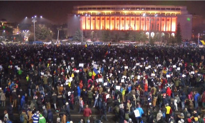 A treia zi de PROTESTE! Circa 80.000 de oameni s-au str&acirc;ns &icirc;n faţa Guvernului