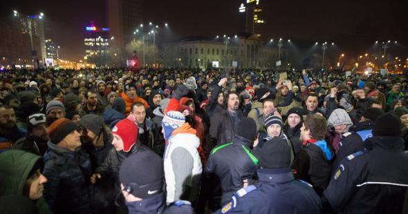VIDEO! Proteste Piaţa Victoriei: Jandarmii şi-au bătut un coleg crez&acirc;nd că este vorba despre un agitator