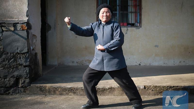 Nu ai avea curaj să o superi! O bunicuță de 94 de ani își apără vecinii cu tehnici de kung-fu. Face senzație pe rețelele de socializare!