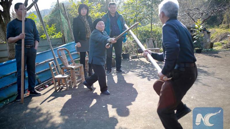 Nu ai avea curaj să o superi! O bunicuță de 94 de ani își apără vecinii cu tehnici de kung-fu. Face senzație pe rețelele de socializare!