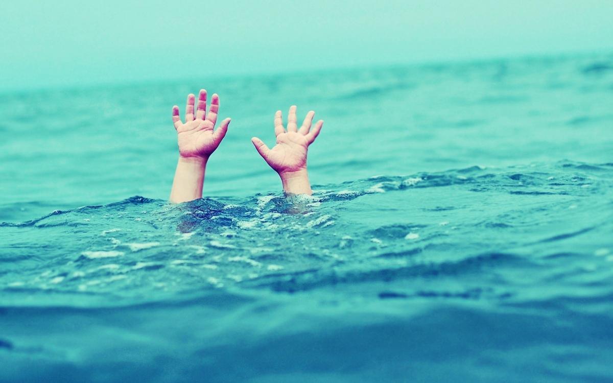 Ce faci &icirc;n cazul &icirc;n care copilul tău se &icirc;neacă. Primele manevre vitale. Ai 30 de secunde la dispoziție să-i salvezi viața