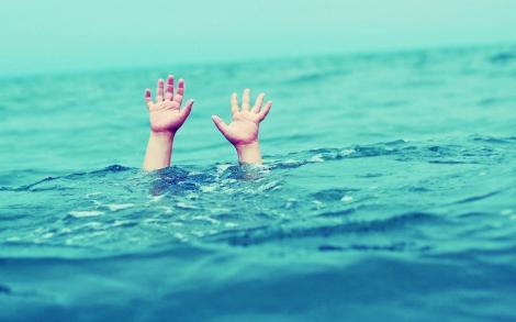 Ce faci în cazul în care copilul tău se îneacă. Primele manevre vitale. Ai 30 de secunde la dispoziție să-i salvezi viața