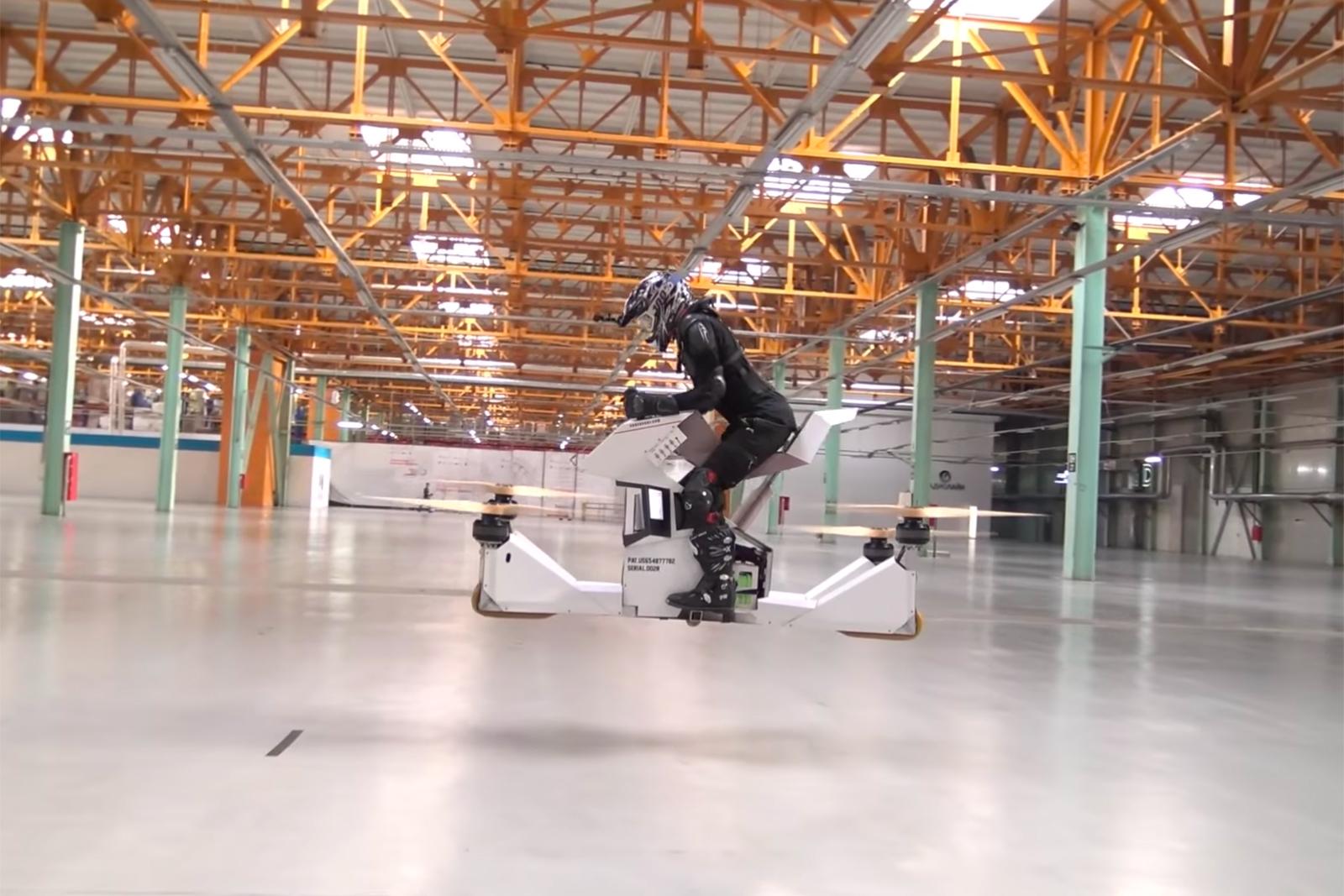 VIDEO: Hoverbike, combinaţia perfectă între o dronă, o bicicletă şi o motocicletă! Senzaţii tari în timpul zborului