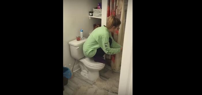 VIDEO: Clipul anului pe Youtube! PATRU FEMEI vs. UN ŞOBOLAN. Cine a c&acirc;ştigat BĂTĂLIA SUPREMĂ