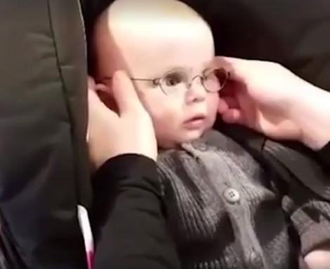 Un bebeluș vede, pentru prima dată, chipul mamei. Reacția lui este de neprețuit, în momentul în care i se pun ochelarii. Nu te poți abține să nu plângi!