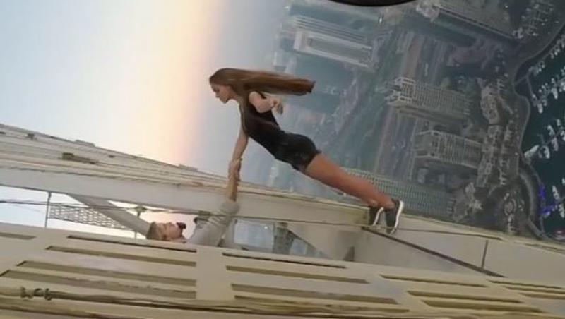 Imaginile îți TAIE respirația! Clipul în care un model își pune viața în pericol pentru o poză a atras milioane de vizualizări. Poliția s-a autosesizat!