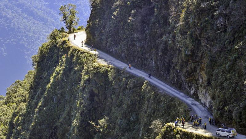 Respiră adânc şi fii pregătit de cea mai tare experienţă! Topul celor mai periculoase drumuri din lume. E şi România pe listă