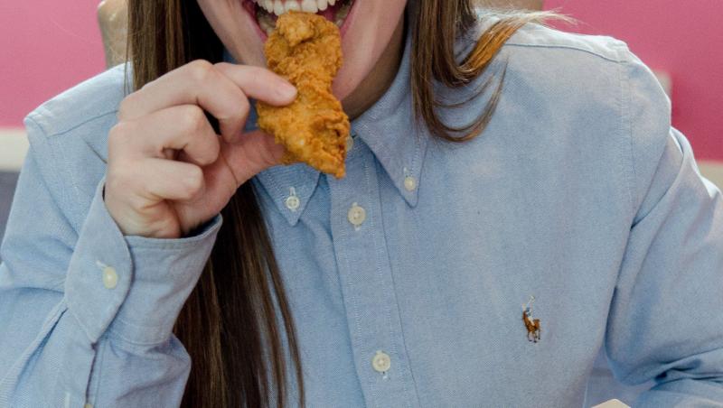 O tânără a mâncat timp de trei ani doar mâncare de tip fast-food, dar arată foarte bine! FOTO