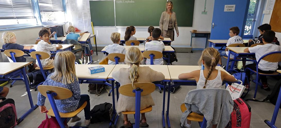 Elevii vor avea, de anul viitor, pe l&acirc;ngă manuale clasice şi stick-uri